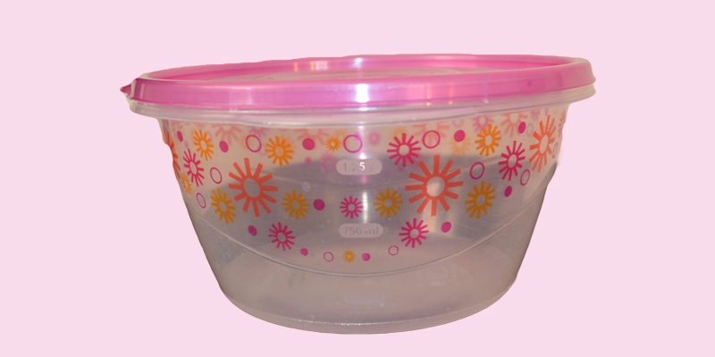 Learn How to Remove Stains and Food Odors From Your Plastic Containers